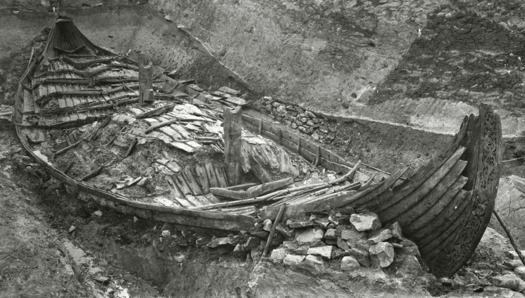 Osebergsskeppet vid utgrävningarna.